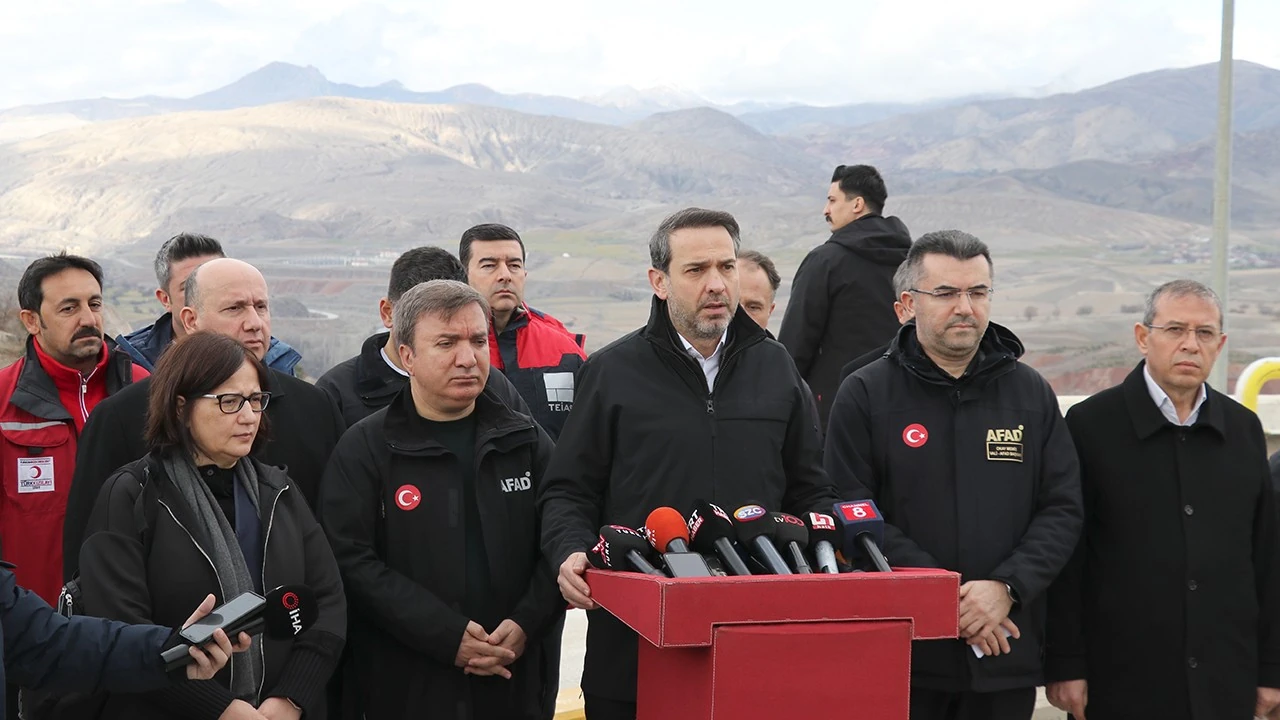 Bakan Bayraktar: Kontrole giden ekip toprak altında kaldı