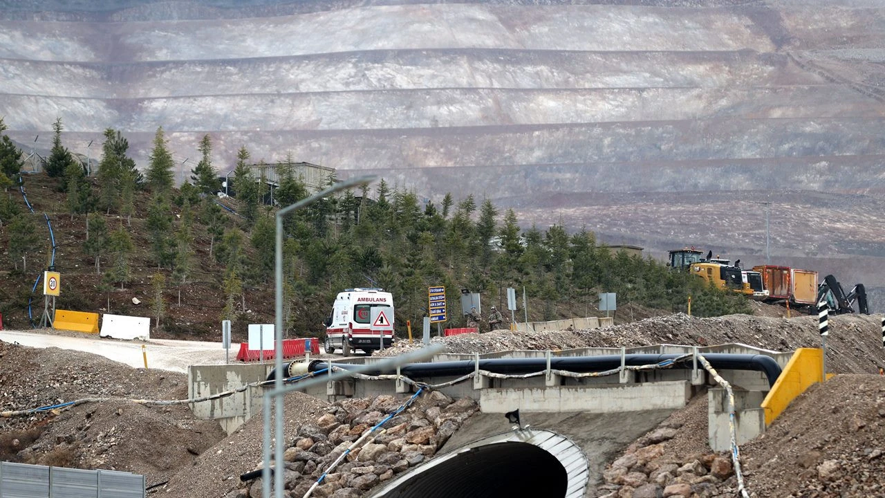 Toprak altında kalan işçiler beş gündür aranıyor!