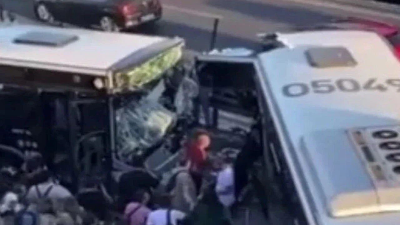 Avcılar’da iki metrobüs çarpıştı: 4 yaralı