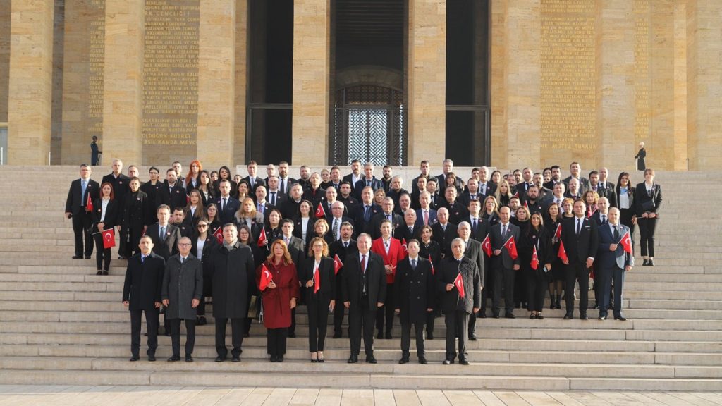 Şişecam 88 çalışanıyla Ata’yı ziyaret etti