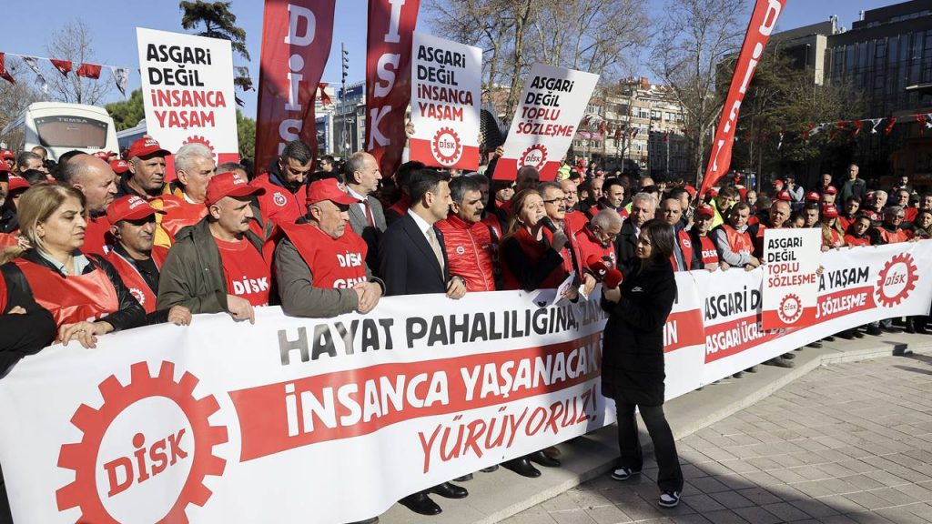 DİSK’ten ‘vergide adalet’ eylemi