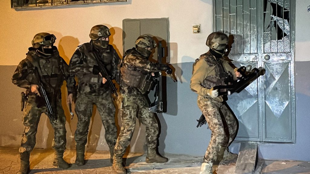 Kırmızı bültenle aranan 10 zanlı İstanbul’da yakalandı