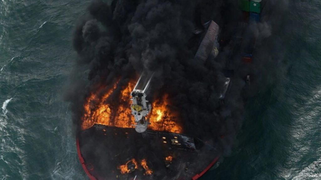 Yemen açıklarında bir gemi füzeyle vuruldu