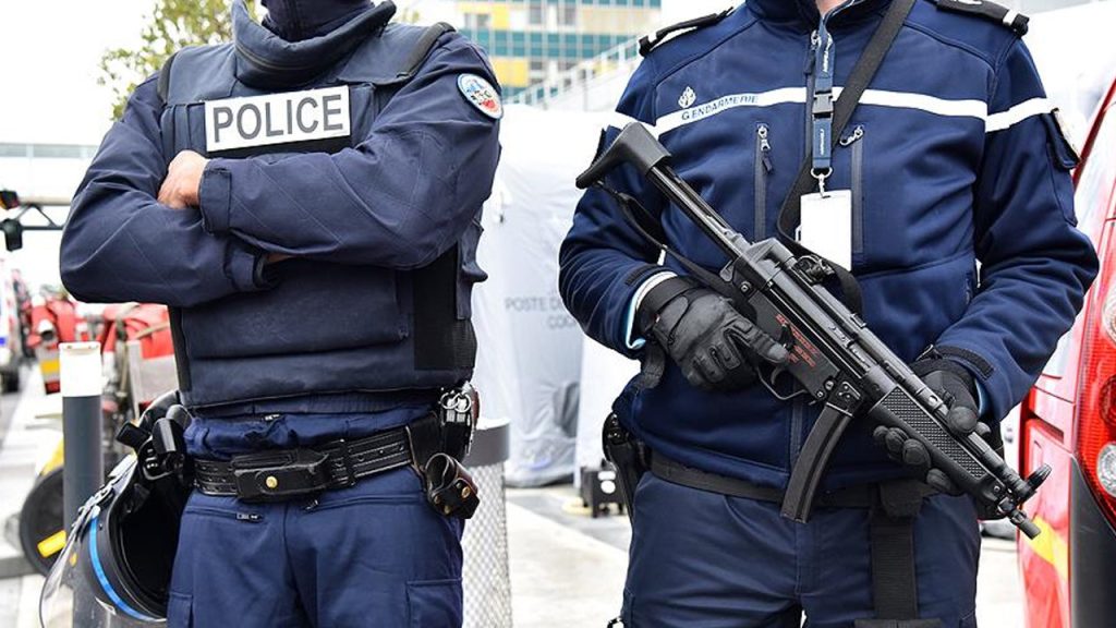 Paris’te tren istasyonundaki bıçaklı saldırıda üç yaralı