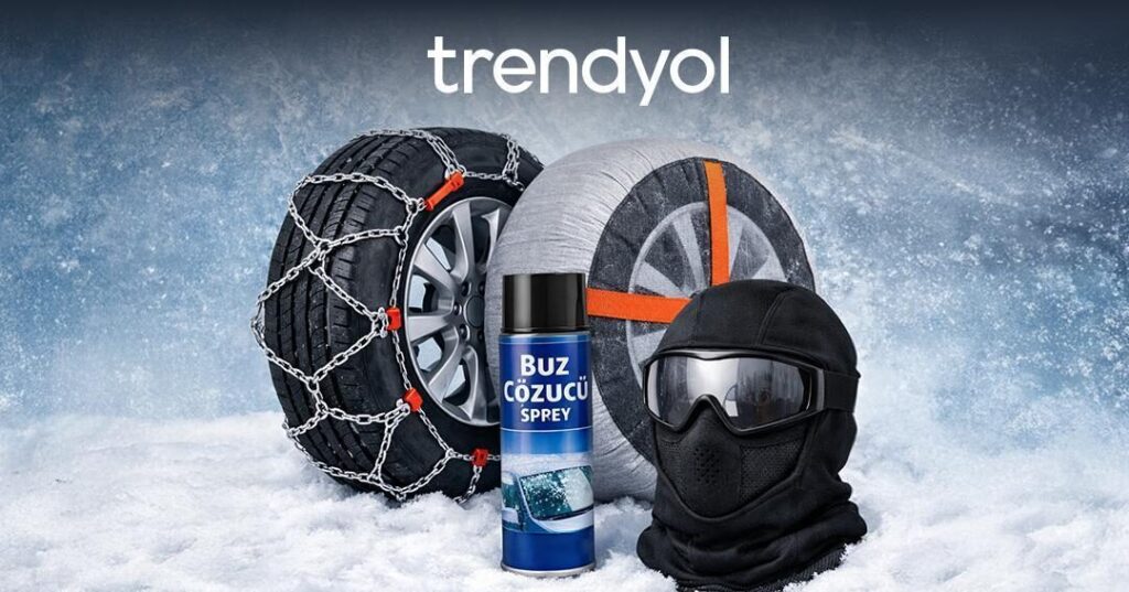 Karlı yolda lastik zinciri takılı bir otomobil ve kışlık araç ekipmanları