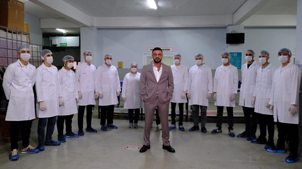 URAW Kozmetik’in yeni nesil saç dökülmesi spreyini tanıtan Servet Şerifoğlu basın toplantısında konuşuyor