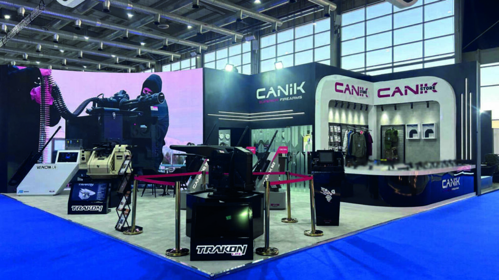 WDS 2026 savunma fuarında CANiK ve SYS Grup standında sergilenen VENOM LR topu ve TRAKON 30 uzaktan kumandalı silah sistemi