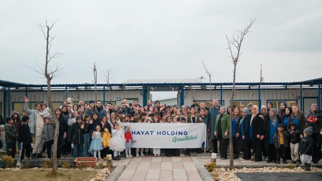 Hayat İyi Yaşam Merkezi girişinde yürüyen ziyaretçiler