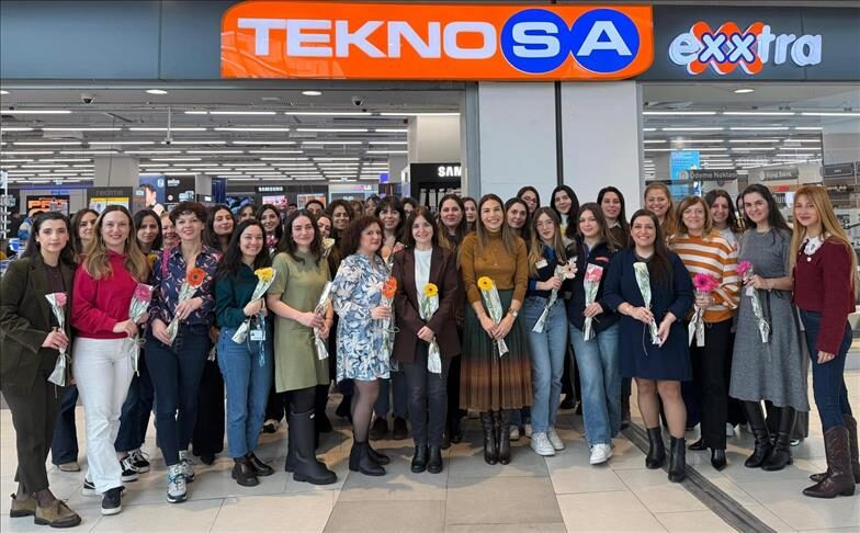 Dolar 44 TL’yi aştı, altın ve Borsa İstanbul rekor seviyelerde Borsa İstanbul ekranında endeks ve hisse fiyatlarını izleyen yatırımcılar