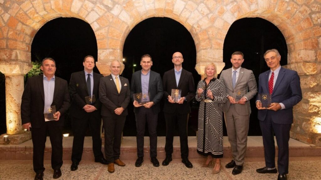 Air Transport Awards töreninde ödül alan İstanbul Havalimanı temsilcileri