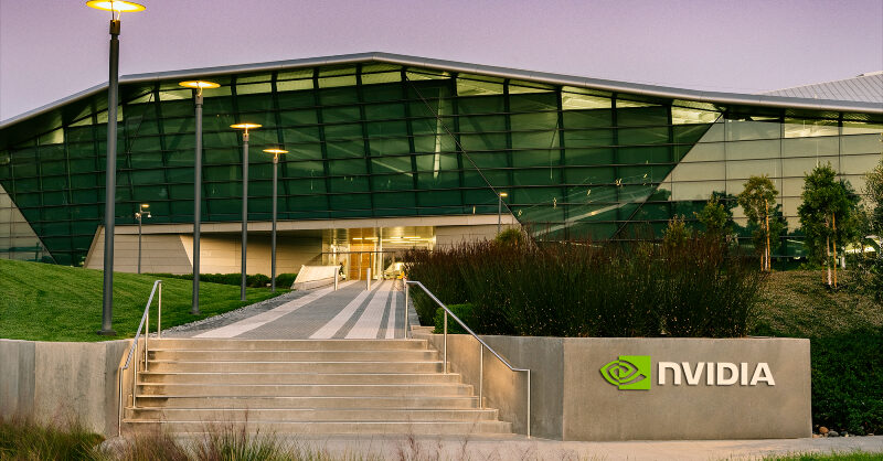 NVIDIA, Lumentum’a 2 milyar dolar yatırımla yapay zeka optiğine yükleniyor NVIDIA logosu ve veri merkezi temalı görselle yapay zeka için gelişmiş optik teknolojiler