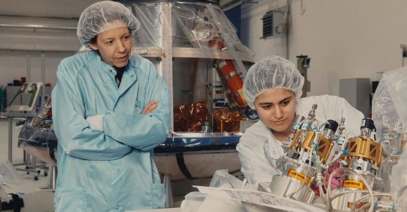 2026 Uzay Teknolojileri: Yatırımcıların Takibindeki 10 Şirket Uzay teknolojileri üzerine çalışan modern bir uydu ve roket laboratuvarı