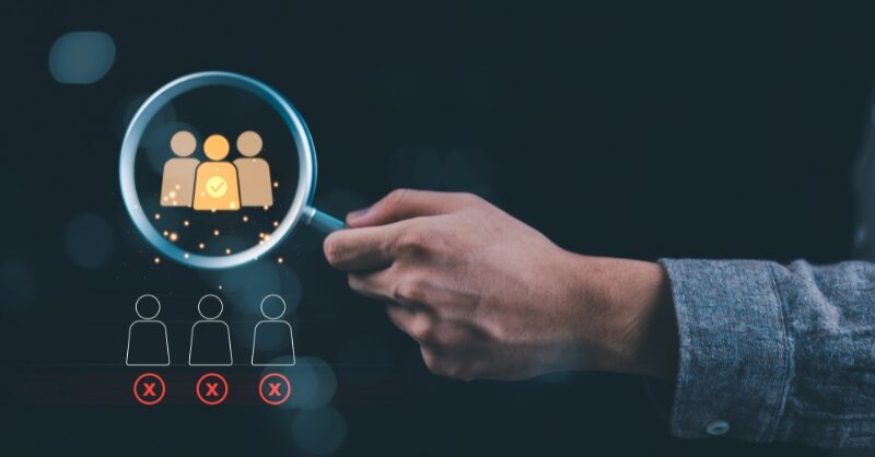 HRIS Yazılımları İş Dünyasında Kaosu Sona Erdiriyor Modern ofis ortamında bilgisayardan insan kaynakları yazılımı kullanan çalışan