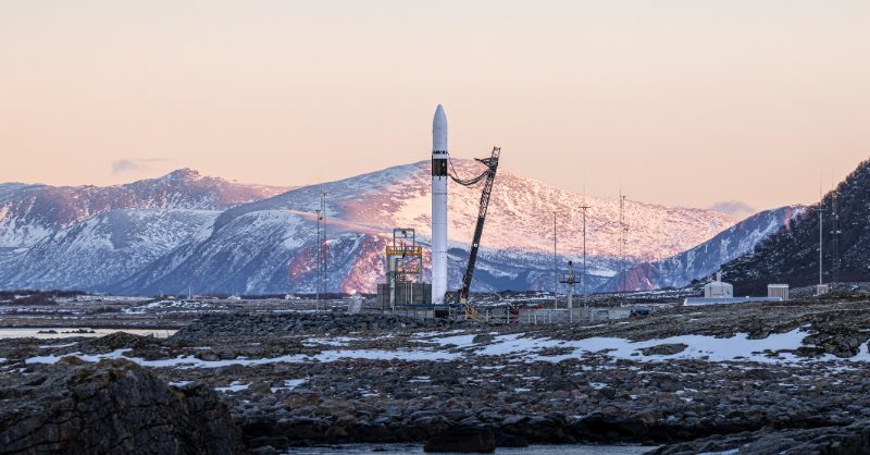 Isar Aerospace Uzay Krizi İçin 270 Milyon Euro Topladı Isar Aerospace tarafından geliştirilen Spectrum roketinin fırlatma rampasındaki hazırlık aşaması