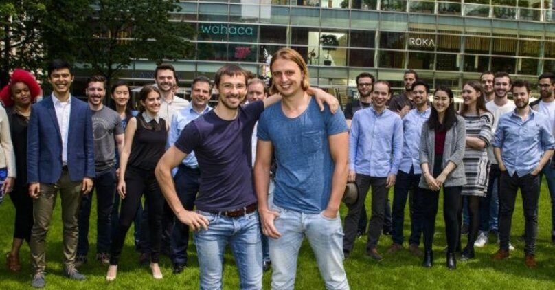 Revolut 115 Milyar Dolar Değerleme Peşinde: Neden Bekliyor? Revolut mobil uygulaması ve finansal grafikler içeren akıllı telefon görseli