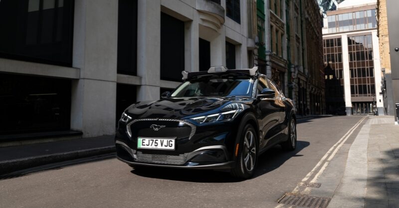 Uber ve Wayve Ortaklığı Londra’da Sürücüsüz Dönemi Başlatıyor Londra sokaklarında test edilen Uber logolu Wayve sürücüsüz otonom araç
