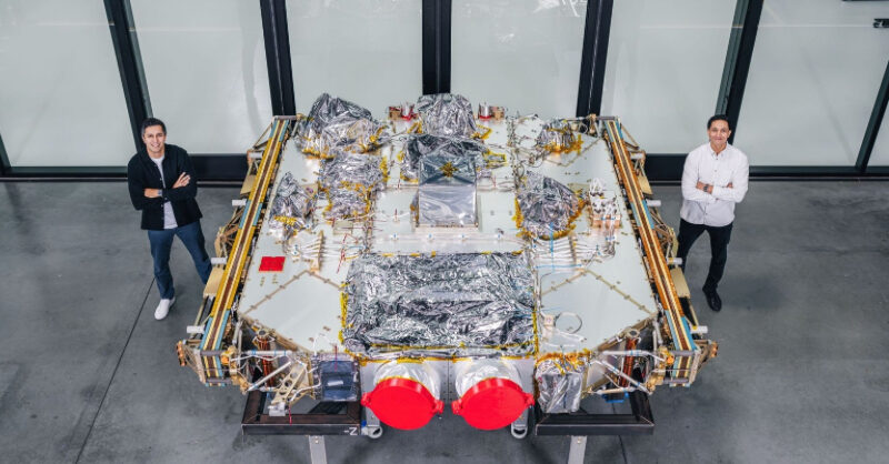 K2 Space, 6.8 Milyar Dolar Değerleme ile Uzay Yarışına Girdi K2 Space mühendisleri bir uydu platformu üzerinde çalışırken