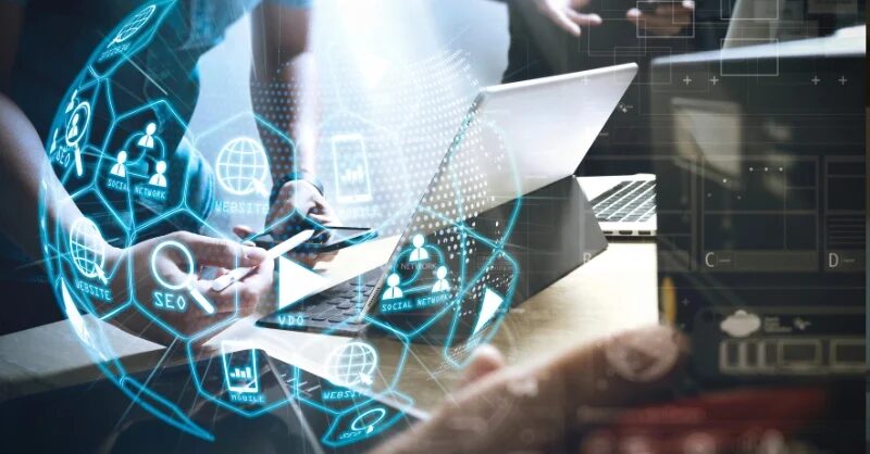 E-Ticarette Yeni Dönem: Özel Yazılımlar Neden Öne Çıkıyor? E-ticaret siteleri için özel yazılım geliştirme ve kodlama sürecini gösteren dizüstü bilgisayar ekranı