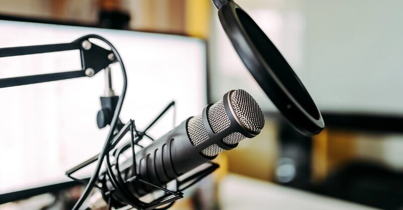 Şirket İçi İletişimde Yeni Trend Dahili Podcastler Ofiste kulaklıkla şirket içi podcast dinleyen çalışanlar