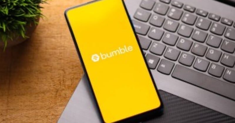 Ünlü Arkadaşlık Uygulaması Borsadan Çekilmeye Hazırlanıyor Borsadan çekilme görüşmeleri yapan arkadaşlık uygulaması logosu ve borsa grafik ekranı